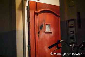 Voordeur woning beschadigd door harde explosie