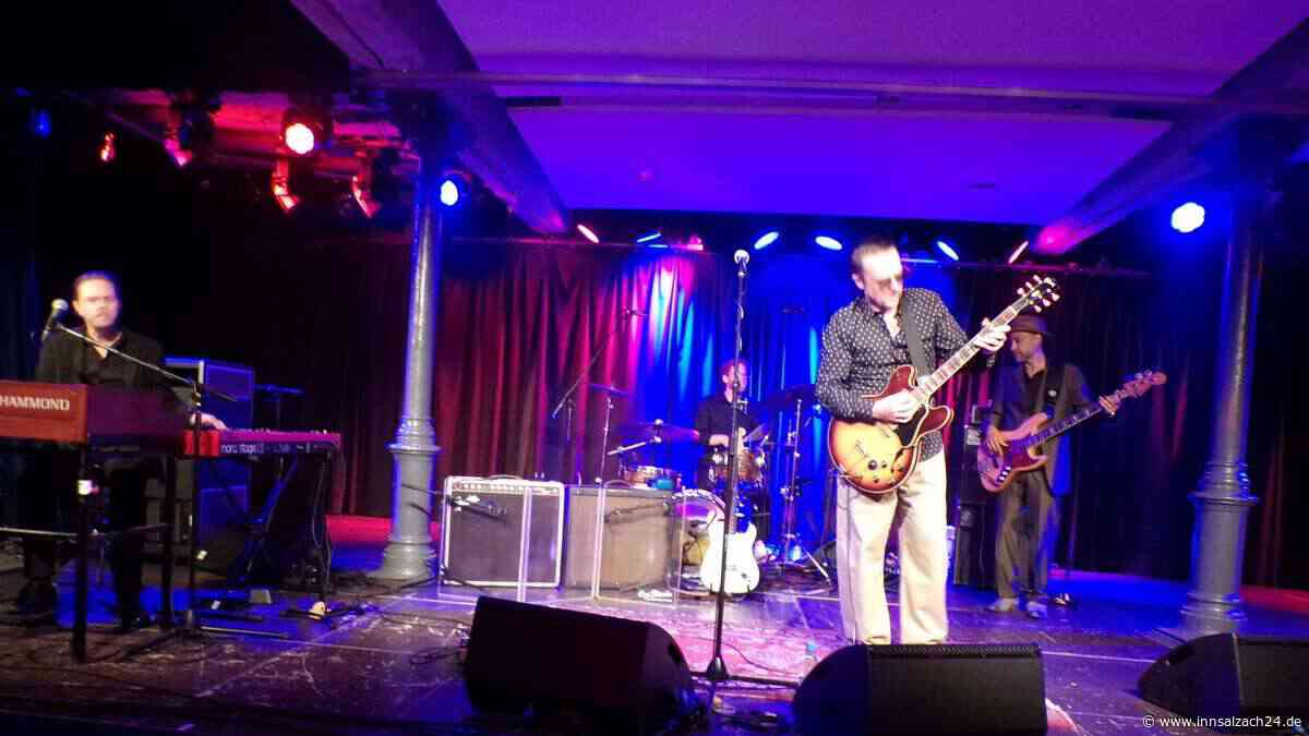 So begeistert Blues-Gitarrist Kai Strauss das Publikum in Mühldorf am Inn