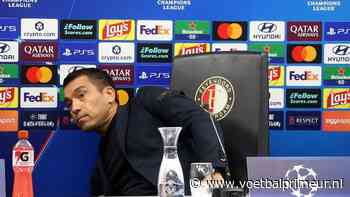 Van Bronckhorst grapt met Japanse journalist na zege Feyenoord: 'Nee, mag niet'