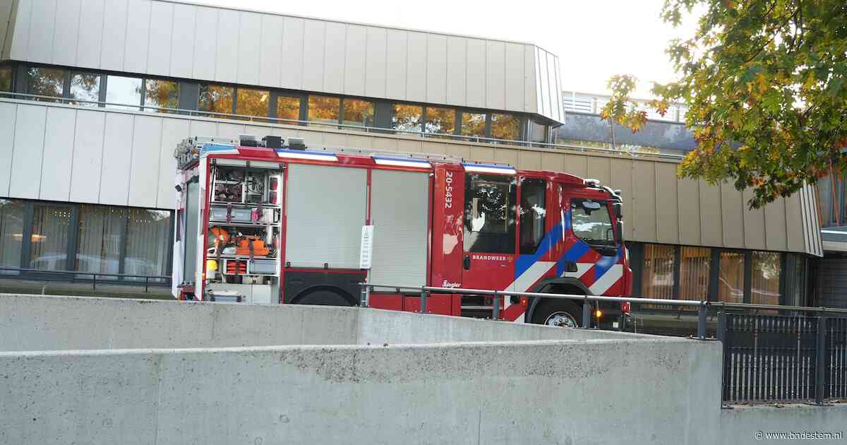 Vaatwasser vliegt in brand in gemeentehuis Drimmelen, brandweer rukt uit