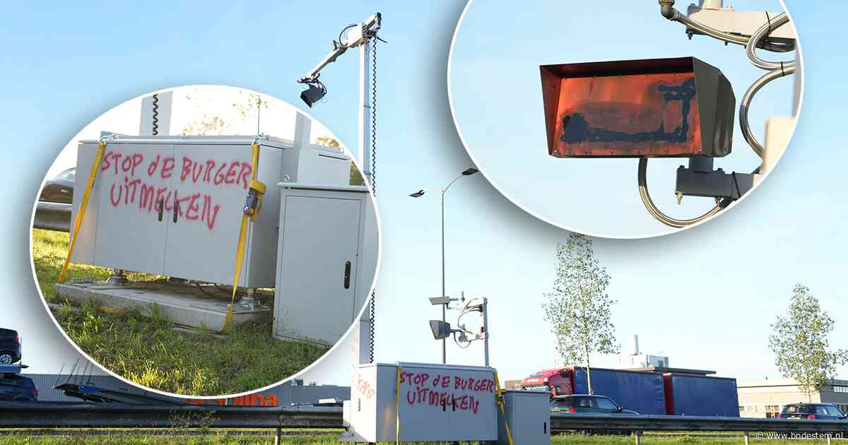 Focusflitser in Oosterhout volledig volgespoten met rode verf en beklad met teksten