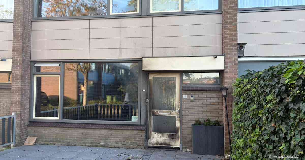 Explosie bij voordeur van woning in Ede, gezin aangeslagen