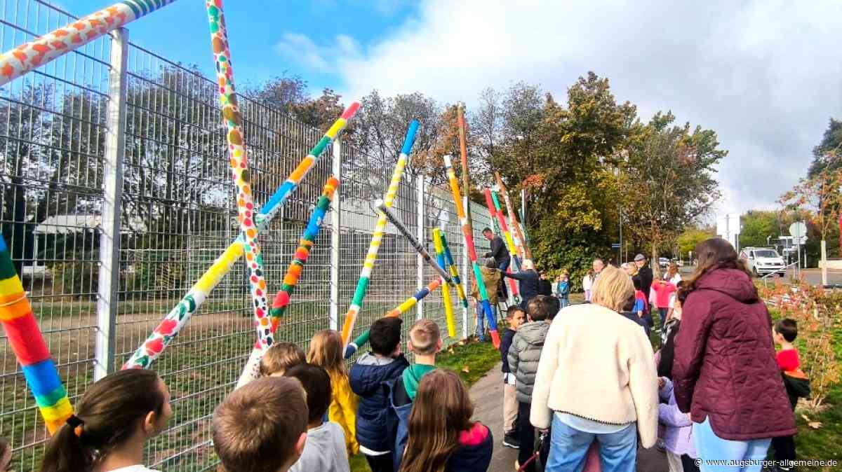 Kinder-Kunst statt Metallzaun: Das Riesen-Mikado- Kunstwerk in Neuburg ist komplett