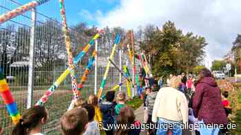Kinder-Kunst statt Metallzaun: Das Riesen-Mikado- Kunstwerk in Neuburg ist komplett
