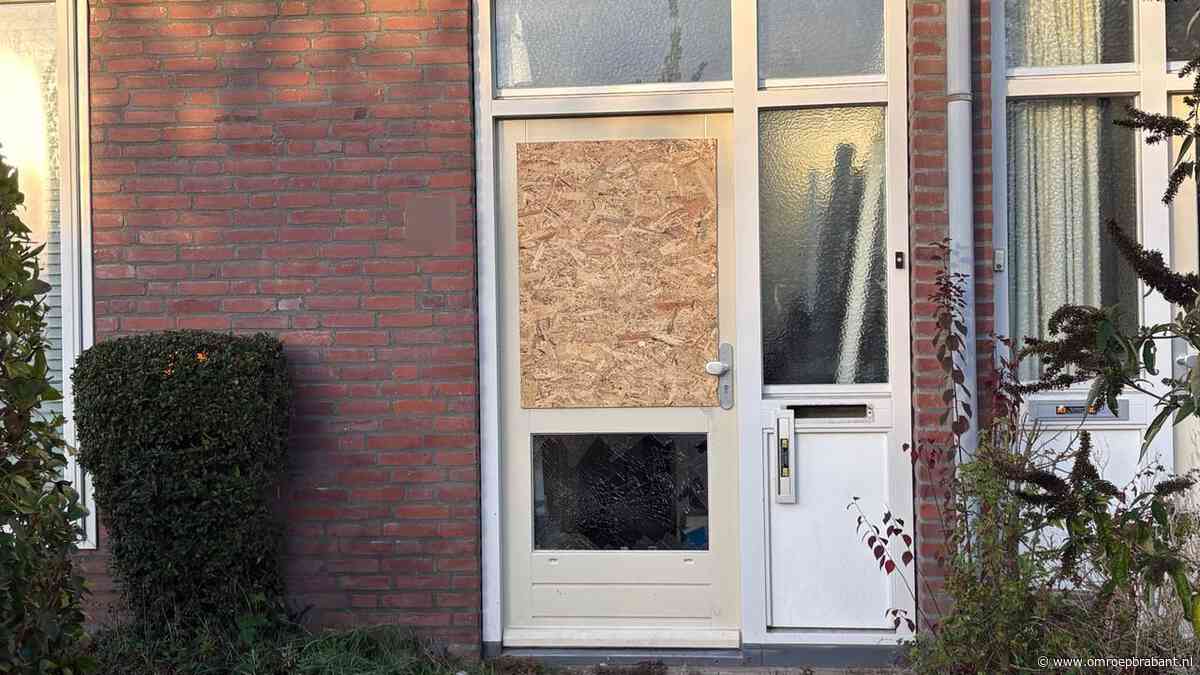 Vader pas na uur wakker als politie huis binnenvalt: 'Zoek mijn zoon ook'