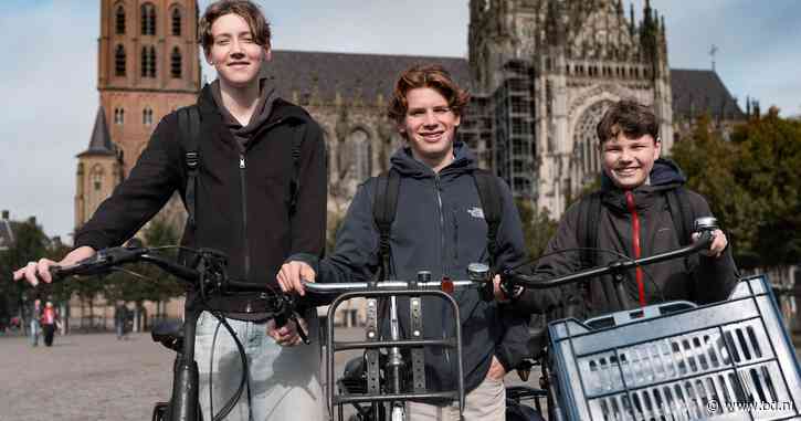 Luuk (16), Mees (15) en Cas (16) fietsen bijna 500 kilometer naar Parijs voor KWF: ‘Als het zwaar wordt, denk ik aan mijn opa’