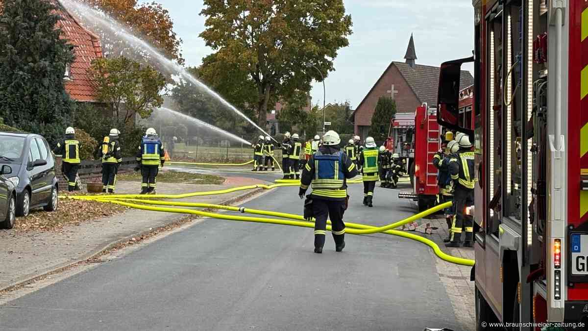 Feuerwehreinsatz: Gebäude in Groß Oesingen steht in Flammen