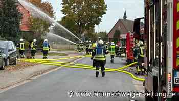 Feuerwehreinsatz: Gebäude in Groß Oesingen steht in Flammen