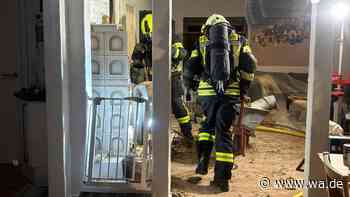Knackgeräusche hinter Kachelofen: Feuerwehr öffnet Wand und findet brennende Balken