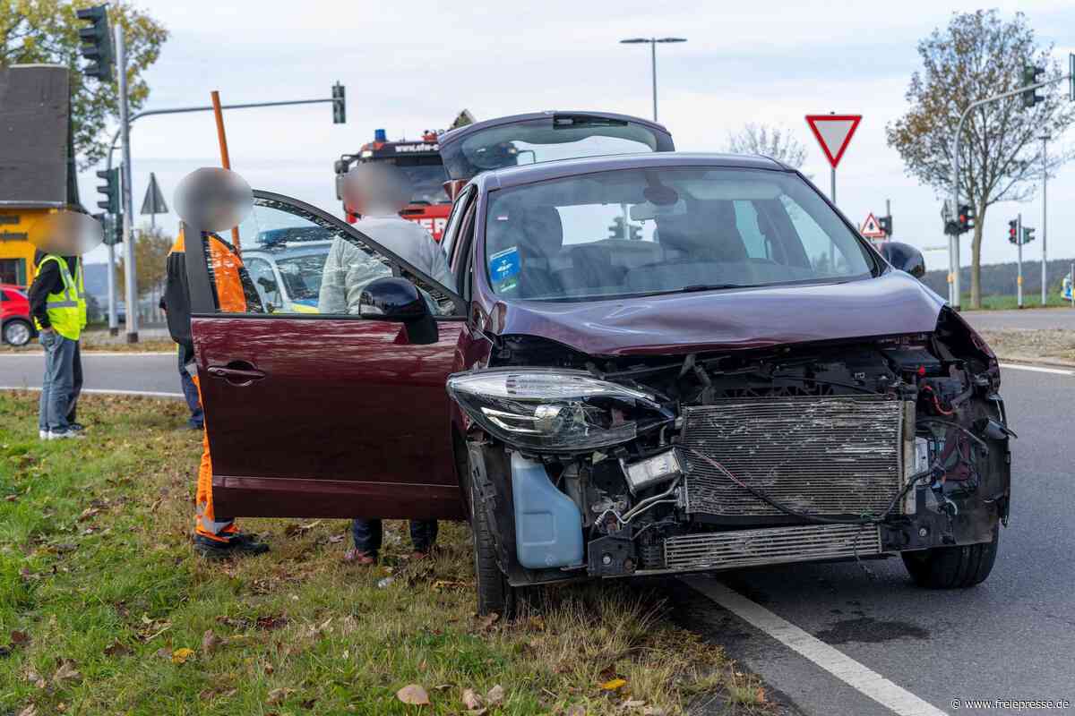 Unfall auf Bundesstraße im Erzgebirge: Autos stoßen auf Kreuzung zusammen
