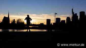 Feiger Angriff: Mann schlägt Joggerin plötzlich ins Gesicht und filmt sie dann