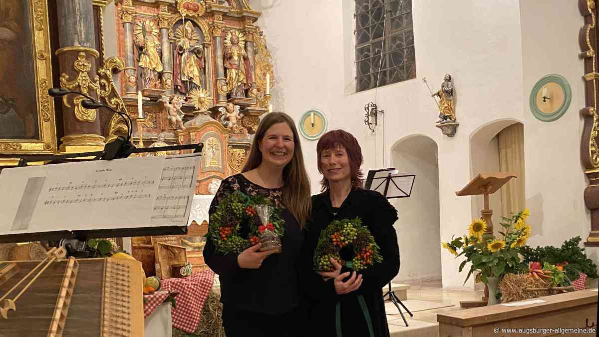 Gäste singen und jodeln mit den beiden Musikerinnen