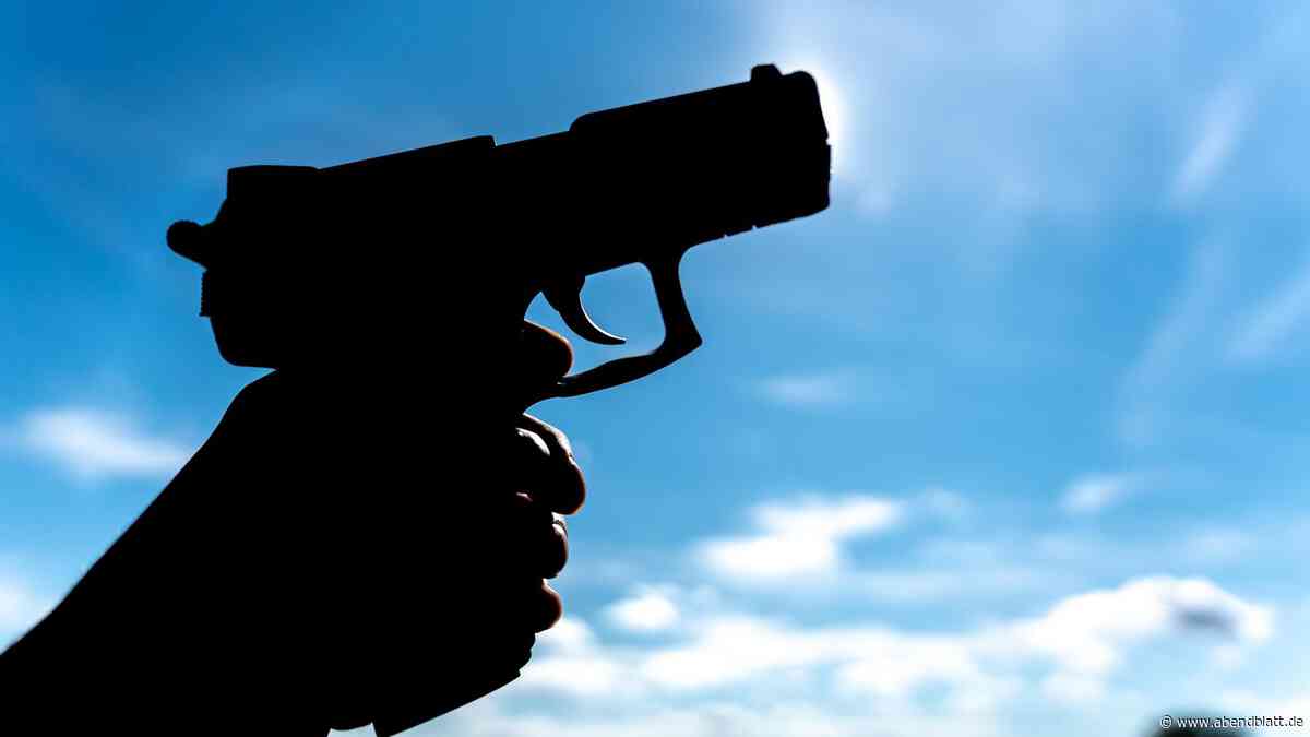 Jugendliche bedrohen Gleichaltrige mit Waffe und schlagen Polizisten ins Gesicht