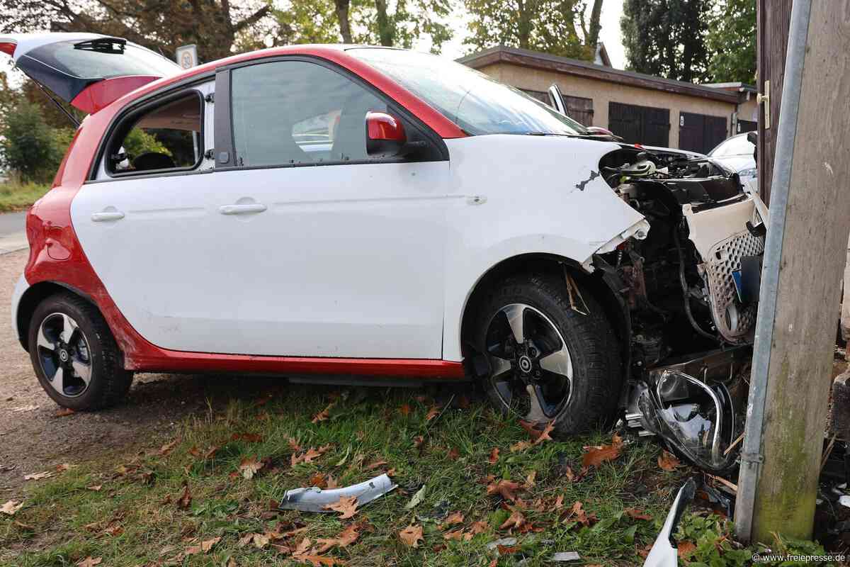 Unfall in Eibenstock: Smart kollidiert mit Garage und Telefonmast