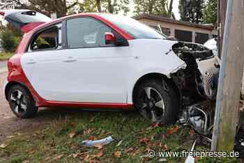 Unfall in Eibenstock: Smart kollidiert mit Garage und Telefonmast
