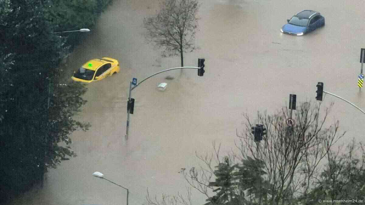 Unwetterchaos legt Weltstadt lahm: Über 1000 Notrufe – und mindestens zwei Tote