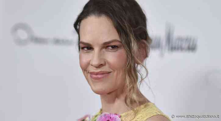 “Questo nuovo progetto uscirà a dicembre”: Hilary Swank rivela di aspettare il terzo figlio a 52 anni. L’annuncio dell’attrice con un video a figure stilizzate luminose