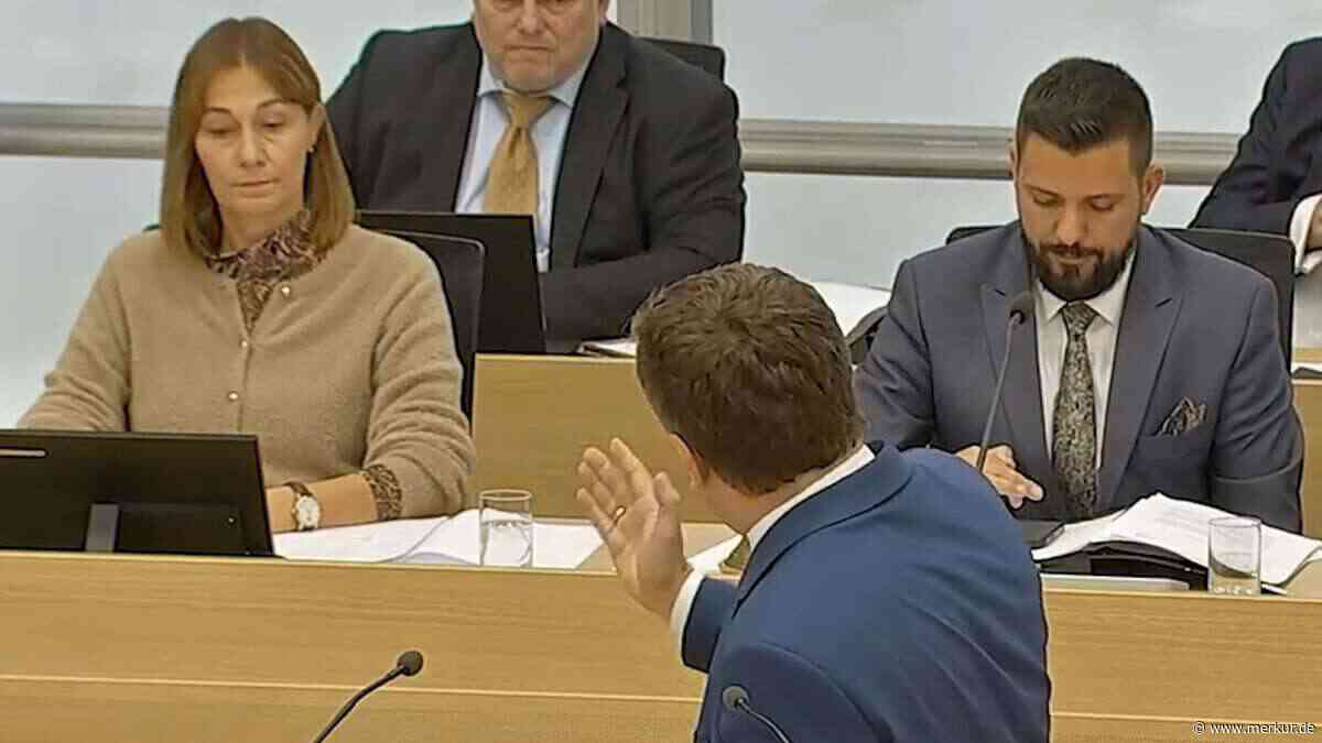 „Sie spielen am Telefon rum“: Schulze kritisiert unaufmerksamen AfD-Landtagspräsidenten