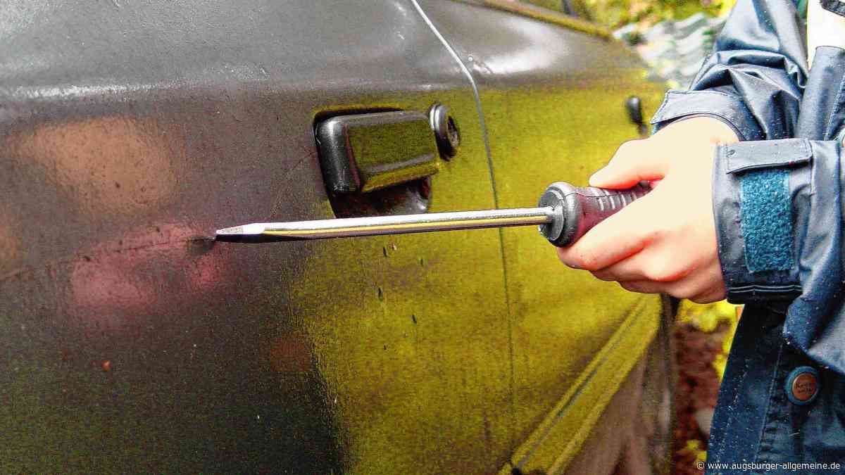 Vom Kotflügel bis zum Heck: Wer hat einen BMW zerkratzt?