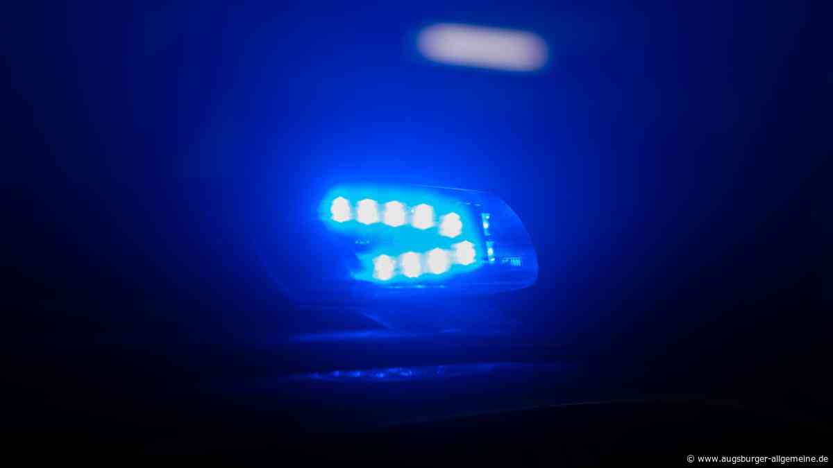 Unfall endet glimpflich: Betrunkener Autofahrer kracht gegen Baum und Laternenmast