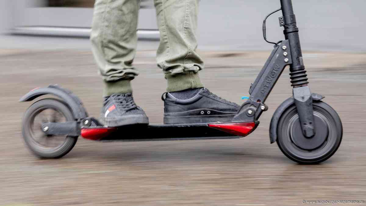 Jugendlicher kracht auf E-Scooter in Radfahrerin: Kopfverletzungen nach Handy-Ablenkung
