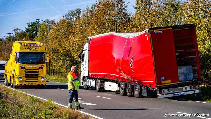 Vrachtwagen met wankele lading zorgt voor verkeersproblemen bij Uden