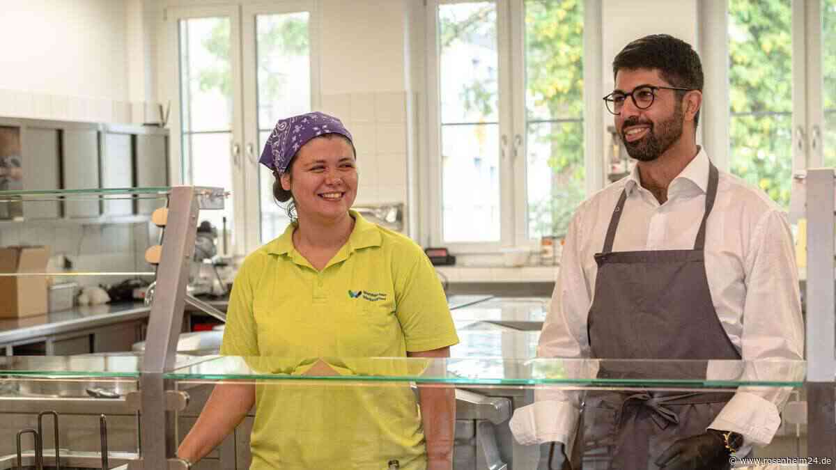 „Schichtwechsel“ in Wendelstein-Werkstätten: Rosenheims Oberbürgermeister gibt das Essen aus