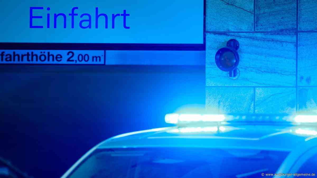 Unfall an Tiefgaragenzufahrt: Auto überrollt Hand von 68-Jährigem