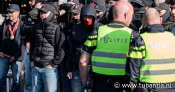Op de Oude Markt genieten fans FC Thun van de zon, tot de politie ingrijpt