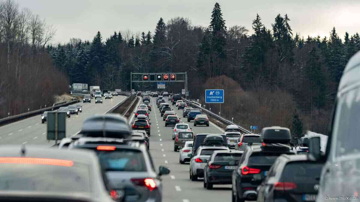 Brennender Lkw-Anhänger auf Autobahn: Sperrungen und Einschränkungen auf der A9