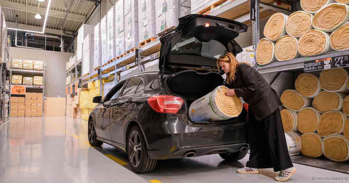 Winkelen met je auto tussen de bouwmaterialen en rechts heeft gewoon voorrang