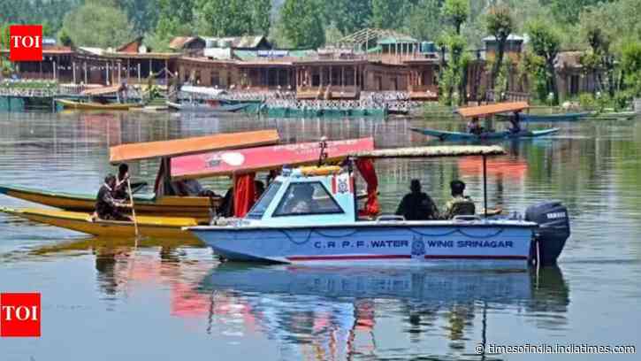 J&amp;K HC restricts motorboat operations on Dal Lake