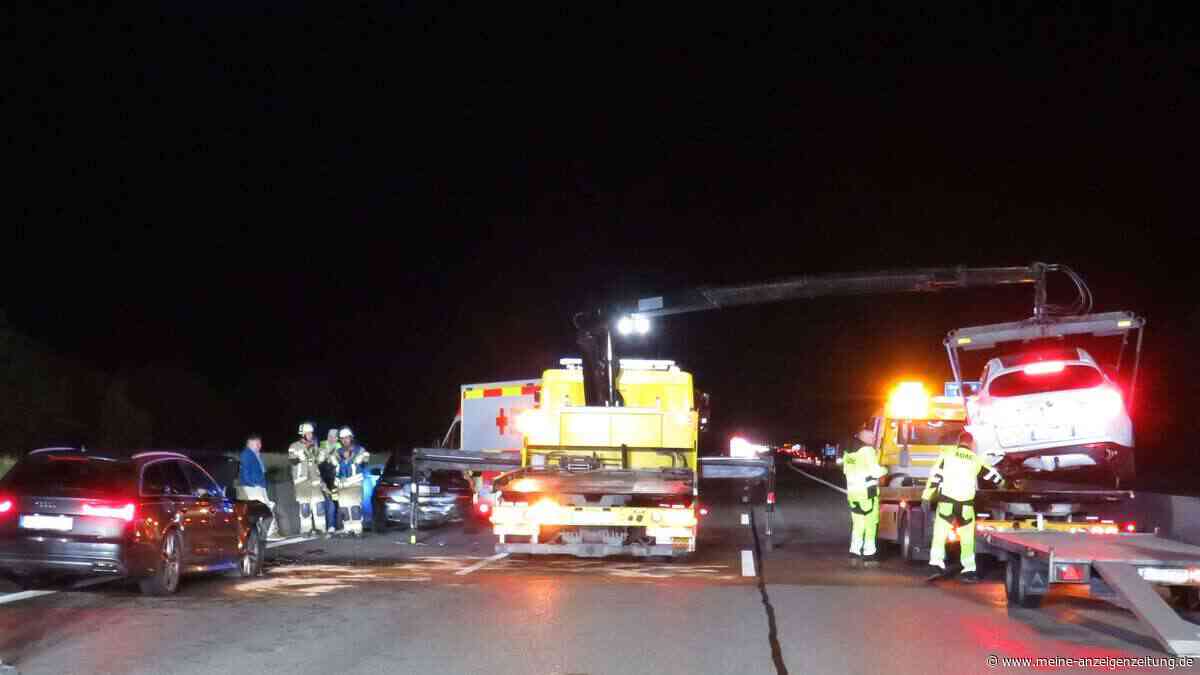 Unfallserie auf der A8: Erst überschlägt sich Familienauto, dann kracht es am Stauende erneut