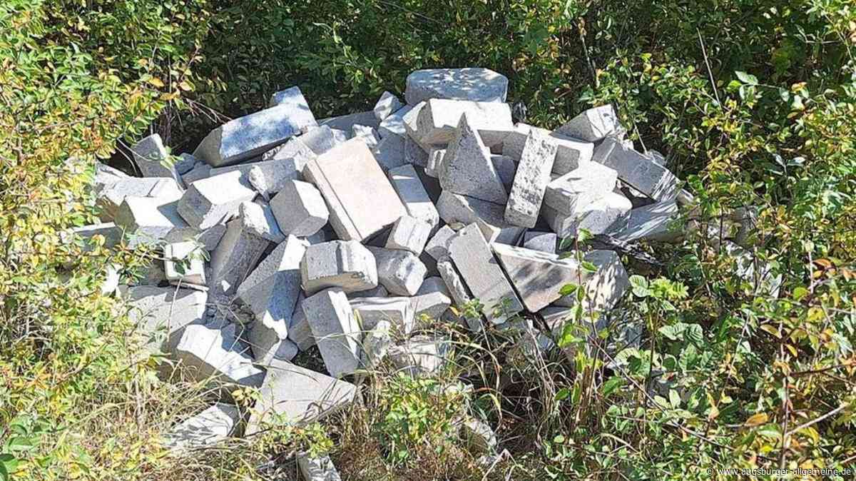 Tonnenweise Bauschutt illegal am Waldrand entsorgt: Polizei bittet um Hinweise