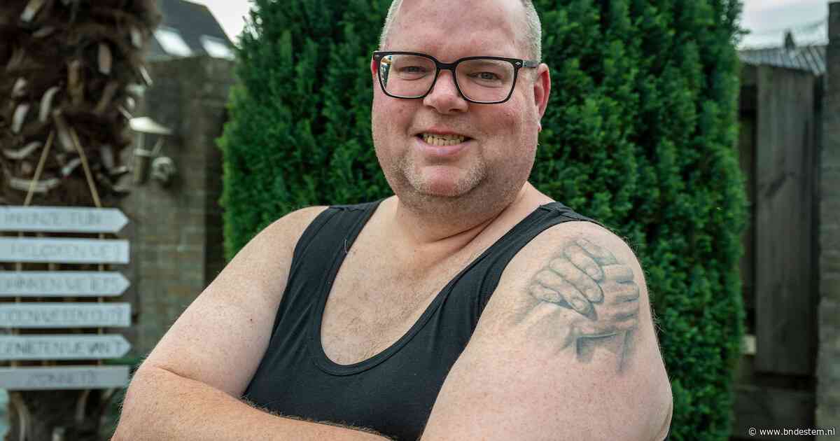 Kinderen van Tommy (46) sloegen letterlijk hun handen ineen voor een tatoeage