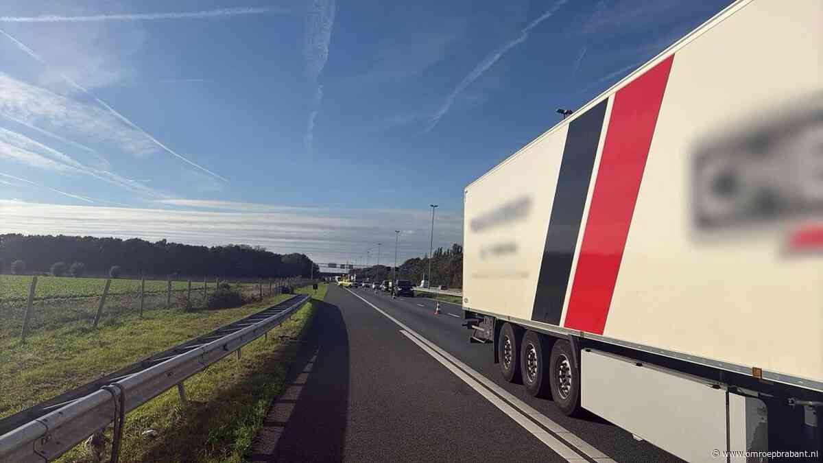 Lange file op A58 richting Tilburg, één rijstrook dicht