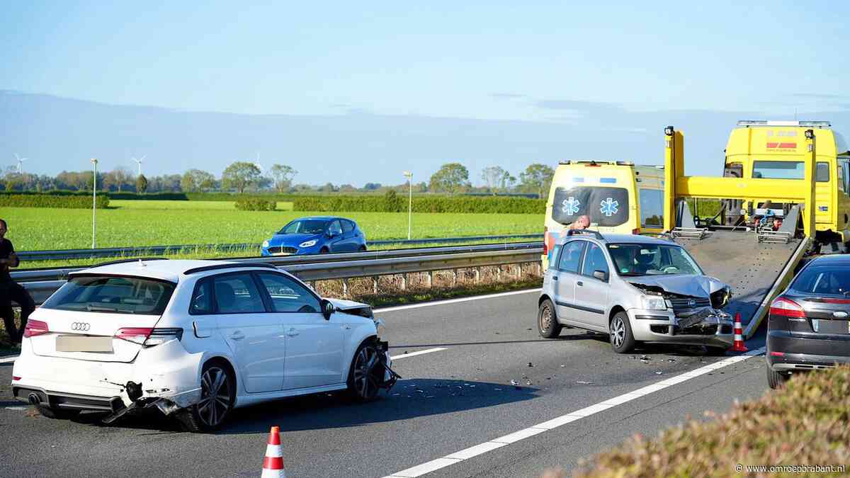 File na ongeluk met drie auto's op A27, twee rijstroken dicht