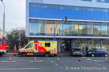 Auto fährt in Hauswand: Unfall am Plauener Albertplatz führt zu Behinderungen