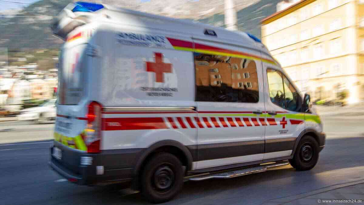 Tragödie mit Blaulicht und Sirene: Rettungswagen kollidiert mit Auto – Frau (†85) tot
