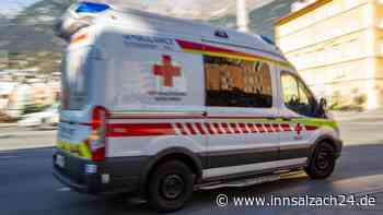 Tragödie mit Blaulicht und Sirene: Rettungswagen kollidiert mit Auto – Frau (†85) tot