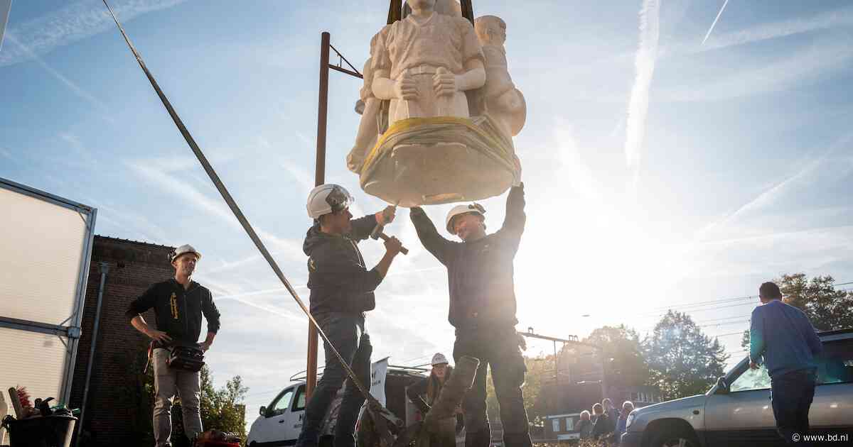 Blijdschap in Oisterwijk nu replica van gedenknaald terug is op z’n plek: ‘Vandaag is de grote dag’