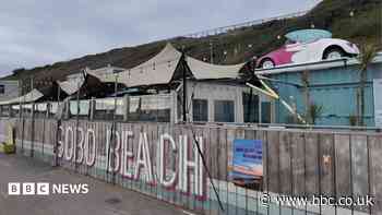Mixed feelings as beach cafe granted temporary lease