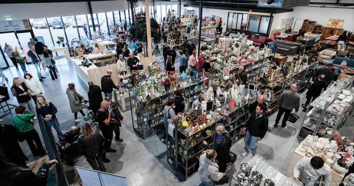 Tientallen mensen staan vóór openingstijd al in de rij voor een kringloop: ‘Het gaat niet alleen om lage prijzen’