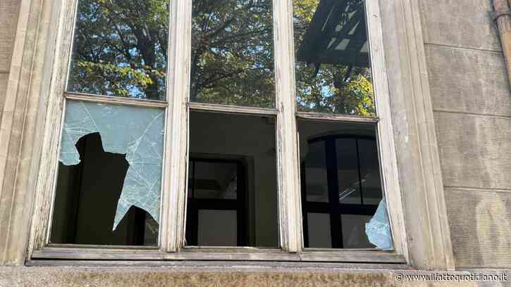Torino, 40 giovani mascherati fanno irruzione in tre scuole e devastano arredi e finestre: arrestato 17enne