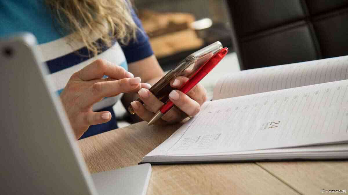 WhatsApp am Diensthandy? Diese harmlosen Klicks können im Job plötzlich Ärger machen
