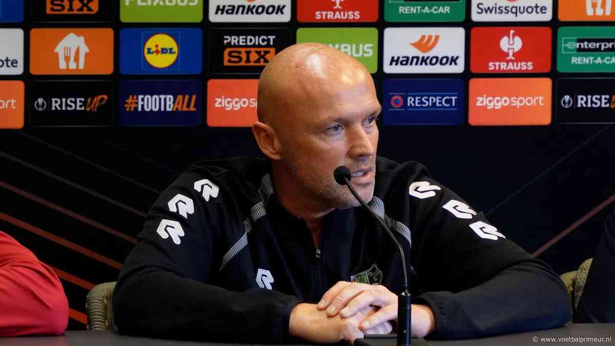 Schreuder ziet 'verbazingwekkend goede' NEC-aanwinst: 'Dat hij dit al aantikt...'
