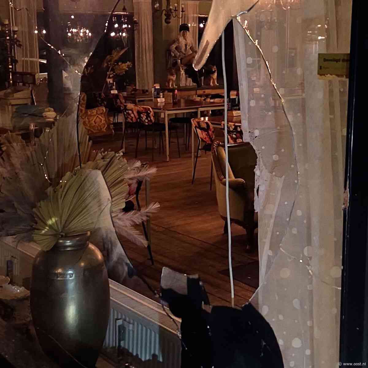 Explosie slaat groot gat in raam van grand café in Dedemsvaart