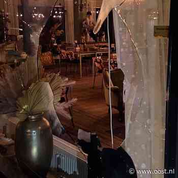 Explosie slaat groot gat in raam van grand café in Dedemsvaart