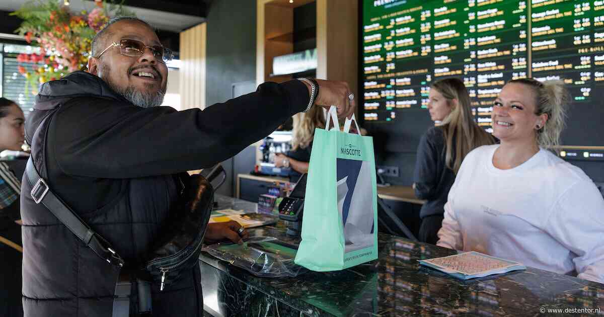 Na achttien jaar opent eerste coffeeshop in Almere Buiten, lange tijdens opening: ‘Dit is wel bijzonder’