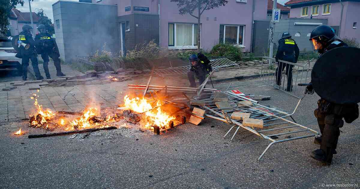 Opnieuw ME ingezet in Floradorp: agenten bekogeld met stenen, brandstichting en hekken op de weg geplaatst